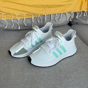 Adidas sneakers kids 7 BUT fits women’s 7.5-8